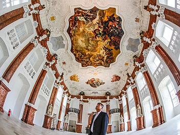 Gerhard Weigand, Leiter der JVA Ebrach, lässt den in neuem Glanz erstrahlenden Kaisersaal auf sich wirken. Foto: Matthias Hoch