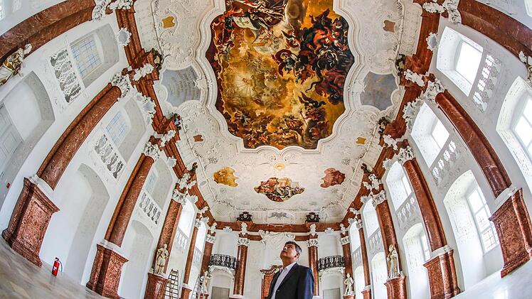 Gerhard Weigand, Leiter der JVA Ebrach, lässt den in neuem Glanz erstrahlenden Kaisersaal auf sich wirken. Foto: Matthias Hoch