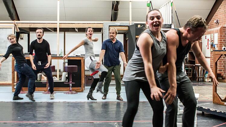 Probenszene aus dem Rock'n'Roll-Musical "A Spider Murphy feiert am 14. Oktober Premiere das Musical "A Spider Murphy Story". Das Rock'n'Roll-Musical kommt in der Reithalle auf die Bühne.Landestheater