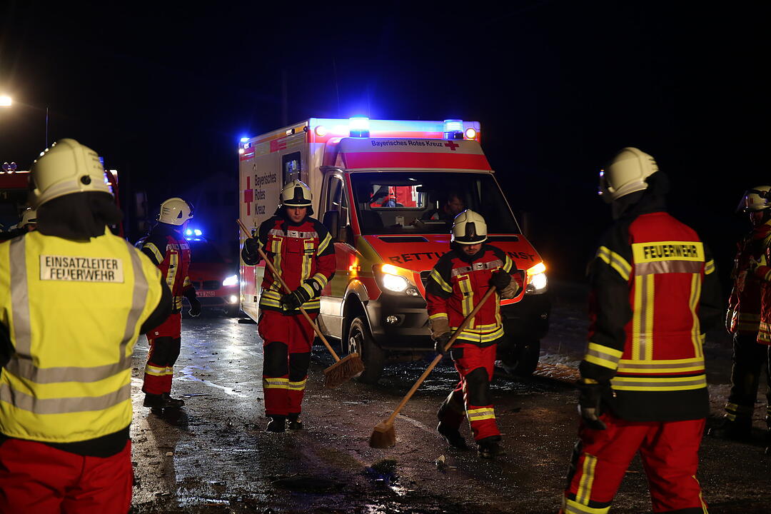 Autofahrerin bei Ahornberg fährt frontal gegen Baum