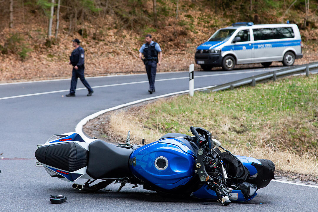 Motorrad kollidiert mit Linienbus: Coburger stirbt bei Unfall in Thüringen