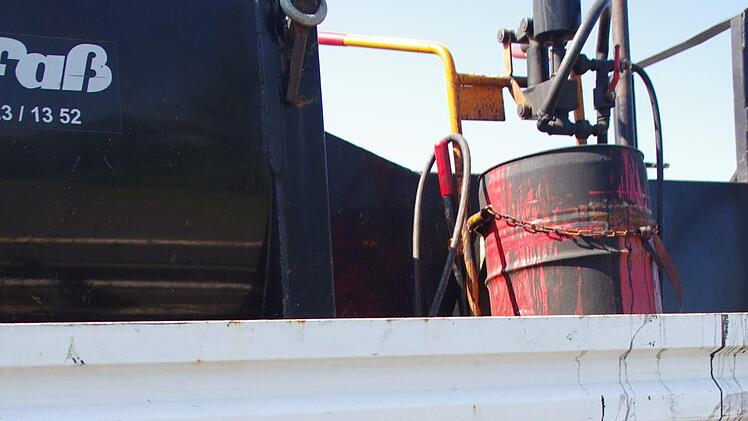 Der Kipper wurde im hinteren Bereich getroffen. Auf der Ladefläche liegt das Teerfass. Foto: Marco Meißner