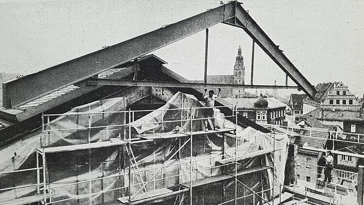 Juni 1976: Hoch über dem Dach des Landestheaters schwebt das neue tragende Element der Dachkonstruktion. Foto: CT-Archiv / Hess