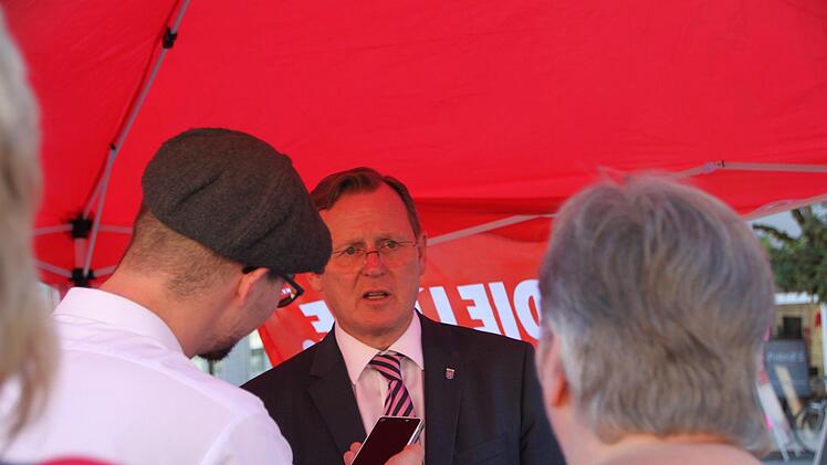 Bodo Ramelow, Ministerpräsident von Thüringen, spricht auf dem Marktplatz in Bad Neustadt. Foto: Ulrike Müller