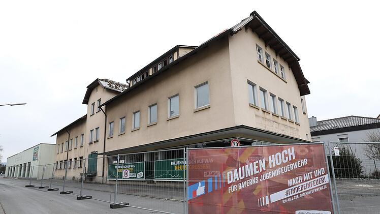 Wegen der Abbrucharbeiten ist die Siechenangerstraße zwischen der Kulmbacher Straße und "zum Langen Steig" bis voraussichtlich den 15. Februar für den Fahrzeugverkehr komplett gesperrt. Foto: Marian Hamacher