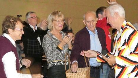 Moderator Wolfgang Reichmann (rechts) verteilte Gummibärchen unter den Gästen, zu denen auch Michael Gärtner aus Bamberg (Zweiter von rechts) zählte, der mit Freunden den Abend genoss.  Fotos: Christian Licha
