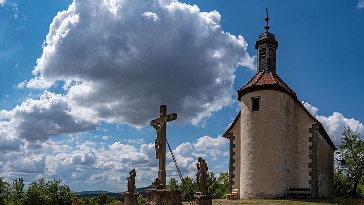 Die Gangolfskapelle liegt auf einer Anhöhe über Fladungen. Foto: Jürgen Hüfner