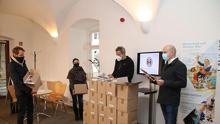 Kilian Düring, Christine Schikora, Arno Reuscher und Michael Kastl begutachten die neue Imagebroschüre mit Gastgeberverzeichnis der Stadt Münnerstadt. Zunächst sind gut 2000 Exemplare bestellt worden. Foto: Thomas Malz