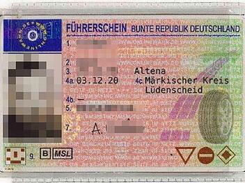 Hagen: Verkehrsunfall - gefälschter Führerschein geht auf Facebook viral