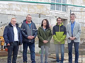 Auf den "neuen Kindergarten" freuen sich (von links) Bürgermeister Matthias Klement, Planer Ulf Zarzitzky (Atelier A11), Kindergartenleiterin Amalie Wagner, Johannes Schröder (evangelisches Bauamt Schweinfurt) und Pfarrer Stefan Bonawitz.