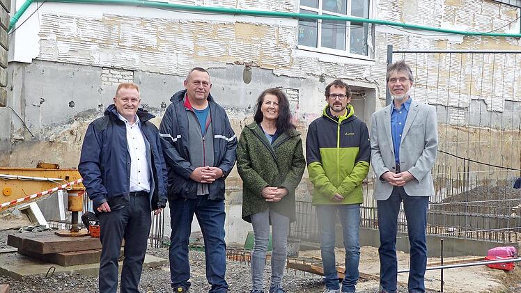 Auf den "neuen Kindergarten" freuen sich (von links) Bürgermeister Matthias Klement, Planer Ulf Zarzitzky (Atelier A11), Kindergartenleiterin Amalie Wagner, Johannes Schröder (evangelisches Bauamt Schweinfurt) und Pfarrer Stefan Bonawitz.