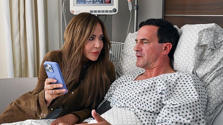 Schock nach dem Unfall: Friedel Gottwald (S&ouml;nke M&ouml;hring) hat Erinnerungsl&uuml;cken und h&auml;lt sich f&uuml;r einen 16-j&auml;hrigen Teenager. Katja Baumann (Simone Thomalla) versucht, ihm zu helfen.