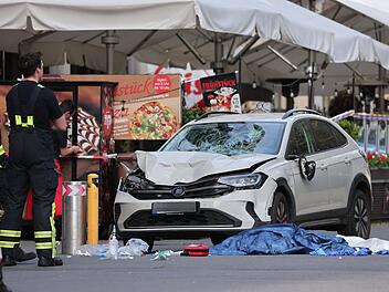 Auto in Leipzig in Menschengruppe gefahren