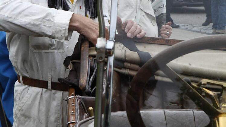 Wolfgang Scholz Manager von Opel Classic, der Abteilung bei Opel, die sich der Pflege der historischen Fahrzeuge des Rüsselsheimer Autoherstellers widmet, in einem Opel 8/25 (Baujahr 1920), dem ältesten Fahrzeug im Feld;