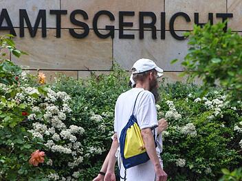 Der Sorgerechtsstreit ist entschieden: Das Familiengericht holte am Montag drei Kinder aus der Sekte der "Neuen Gruppe der Weltendiener". Unser Bild zeigt Mitglieder der Gruppe auf dem Weg ins Gericht vor einigen Wochen. Foto: Sven Grundmann/news5