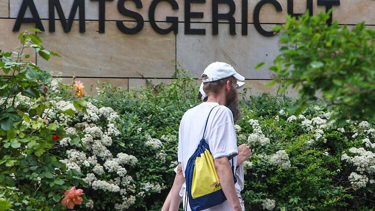 Der Sorgerechtsstreit ist entschieden: Das Familiengericht holte am Montag drei Kinder aus der Sekte der "Neuen Gruppe der Weltendiener". Unser Bild zeigt Mitglieder der Gruppe auf dem Weg ins Gericht vor einigen Wochen. Foto: Sven Grundmann/news5