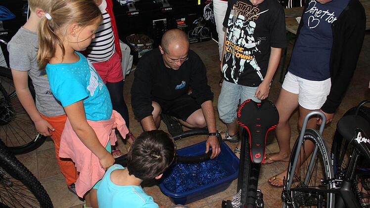 Im Wasserbad wird nach dem Loch gesucht. Foto: Max Kaltenhäuser