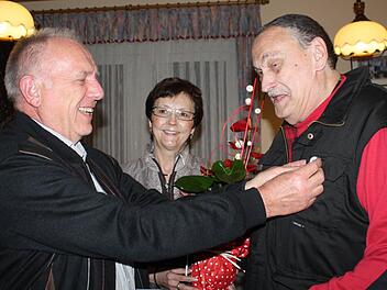 Herbert Lawrenz (l.) und Käthe Billner ehrten Werner Sachs für seine Vereinstreue. Foto: Sonja Werner