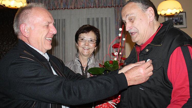Herbert Lawrenz (l.) und Käthe Billner ehrten Werner Sachs für seine Vereinstreue. Foto: Sonja Werner
