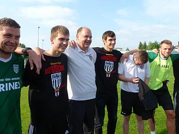 So sehen Sieger aus: In Selbitz feiern (von links) André Schmitt, Christopher Gonnert, Zweiter Spielleiter Stefan Schmitt, Peter Heyer, Florian Pickel und Thorsten Schlereth den Sprung in die Bayernliga.