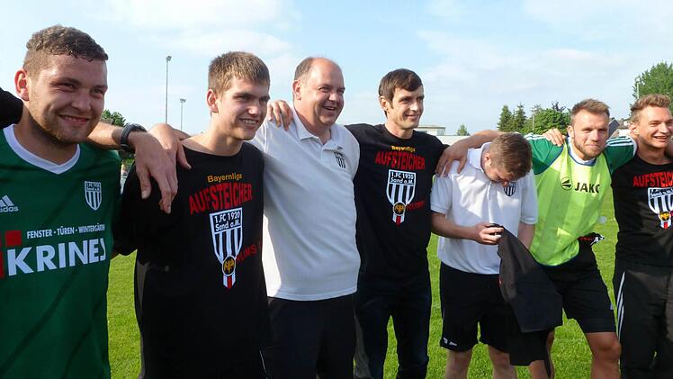 So sehen Sieger aus: In Selbitz feiern (von links) André Schmitt, Christopher Gonnert, Zweiter Spielleiter Stefan Schmitt, Peter Heyer, Florian Pickel und Thorsten Schlereth den Sprung in die Bayernliga.