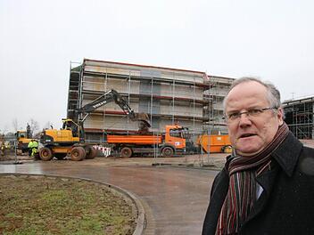 Stadtwerke-Chef Manfred Zimmer vor dem Neubau. Foto: Ralf Ruppert
