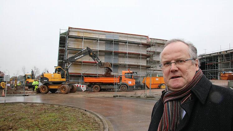 Stadtwerke-Chef Manfred Zimmer vor dem Neubau. Foto: Ralf Ruppert