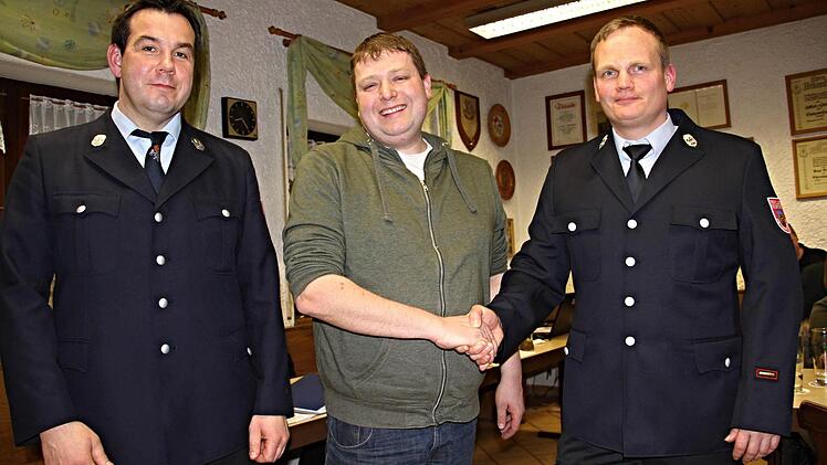 Erster Kommandant Sven Kuhn (links) bei seiner ersten Amtshandlung als neuer Kommandant. Er nimmt zusammen mit seinem Vertreter, Dieter Porzner (links) Mattias Lurz (Mitte) in die aktive Feuerwehr auf. Foto: Helmut Will