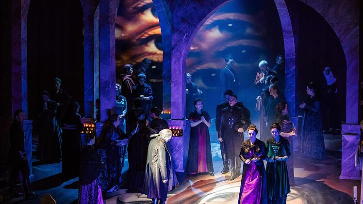 Die Neuinszenierung von Puccinis Oper "Tosca" eröffnete den Premieren-Reigen am Landestheater Coburg.Foto: Sebastian Buff