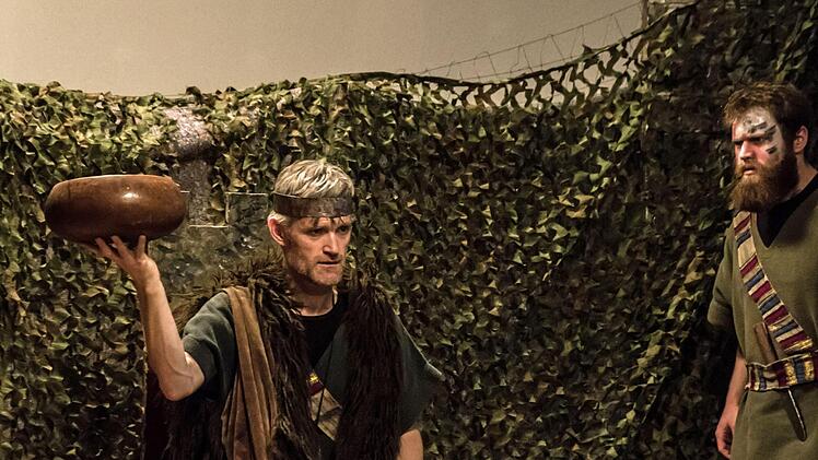 Drama um Mord und Intrigen: Szene aus der Aufführung von William Shakespeares Drama "Macbeth" durch die American Drama Group Europe im Kongresshaus.Foto: Jochen Berger