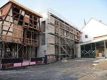 Das neue Rathaus von hinten: Teile des Hauses Hammelburger Straße 10 bleiben erhalten (links). Sie werden mit dem Neubau (Mitte) verbunden. Im niedrigen Anbau rechts wird der neue Sitzungssaal eingerichtet.Foto: Arkadius Guzy