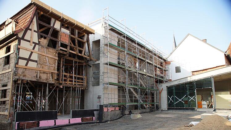 Das neue Rathaus von hinten: Teile des Hauses Hammelburger Straße 10 bleiben erhalten (links). Sie werden mit dem Neubau (Mitte) verbunden. Im niedrigen Anbau rechts wird der neue Sitzungssaal eingerichtet.Foto: Arkadius Guzy