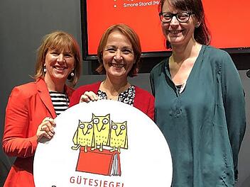 Sie nahmen in Frankfurt das Gütesiegel "Buchkindergarten" entgegen (von links): Maja Angermüller von der Kita-Gesamtleitung, Sprachfachkraft Renate Benson und Daniela Günther.  Foto: privat