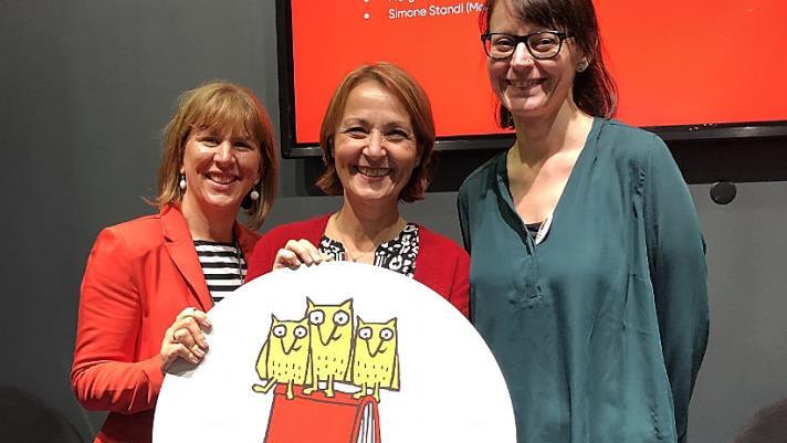 Sie nahmen in Frankfurt das Gütesiegel "Buchkindergarten" entgegen (von links): Maja Angermüller von der Kita-Gesamtleitung, Sprachfachkraft Renate Benson und Daniela Günther.  Foto: privat