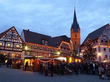Vor der herrlichen Fachwerkkulisse des Marktplatzes findet der Zeiler Weihnachtsmarkt statt.  Foto: Archiv/ Klaus Schmitt