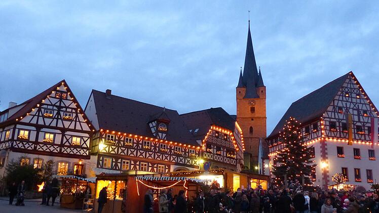 Vor der herrlichen Fachwerkkulisse des Marktplatzes findet der Zeiler Weihnachtsmarkt statt.  Foto: Archiv/ Klaus Schmitt