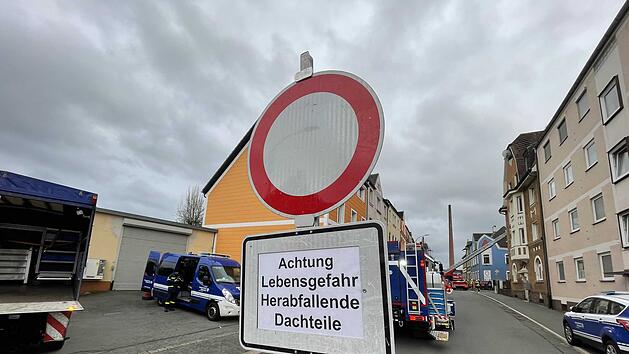 Blechdach kann Sturm nicht mehr Stand halten: Gr&ouml;&szlig;erer Einsatz f&uuml;r das THW in luftiger H&ouml;he