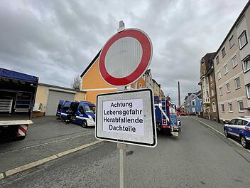 Blechdach kann Sturm nicht mehr Stand halten: Gr&ouml;&szlig;erer Einsatz f&uuml;r das THW in luftiger H&ouml;he