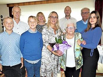 Die Jubilarin Erna Meister mit ihrer Familie und den Gratulanten. Von links: Urenkel Maximilian Glaser, Peter Glaser, Urenkel Leonhard Glaser, Vorsitzende Stefanie Schmidt, Enkelin Carmen Glaser, Bürgermeister Jochen Trier, Erna Meister, Schwiegersohn Manfred Rattler und Urenkelin Antonia Glaser.