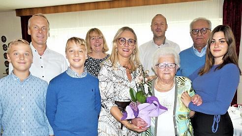 Die Jubilarin Erna Meister mit ihrer Familie und den Gratulanten. Von links: Urenkel Maximilian Glaser, Peter Glaser, Urenkel Leonhard Glaser, Vorsitzende Stefanie Schmidt, Enkelin Carmen Glaser, Bürgermeister Jochen Trier, Erna Meister, Schwiegersohn Manfred Rattler und Urenkelin Antonia Glaser.