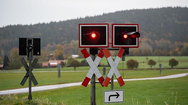 Regionalzug rammt Transporter an Bahnübergang - Fahrer schwer verletzt