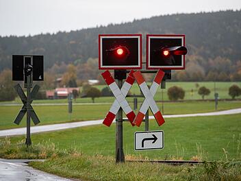 Regionalzug rammt Transporter an Bahnübergang - Fahrer schwer verletzt