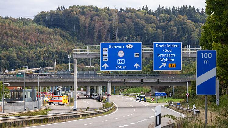 Polizei pr&uuml;ft Auto auf Sprengstoff
