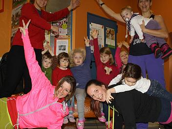 Sabine Goldmann vom Kiga-Team (hinten links) ist schon angesteckt: Gemeinsam mit den Kindern und den Zumba-Trainerinnen Diana Börner (hinten rechts), Claudia Schemm (vorne links) und Conny Reiter freut sie sich schon riesig auf den großen Zumba-Tag am 9. Februar. Foto: Diana Fuchs