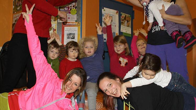 Sabine Goldmann vom Kiga-Team (hinten links) ist schon angesteckt: Gemeinsam mit den Kindern und den Zumba-Trainerinnen Diana Börner (hinten rechts), Claudia Schemm (vorne links) und Conny Reiter freut sie sich schon riesig auf den großen Zumba-Tag am 9. Februar. Foto: Diana Fuchs