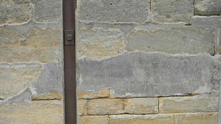 Wo in der Vergangenheit notdürftig mit Beton saniert wurde, wird beibehalten. Auch das gehört zur Geschichte der Schleuse.