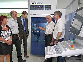 Jede Menge moderne Technik macht gute Laune. Beim Rundgang durch den Geiss-Erweiterungsbau (von links) Klara Geiß, Vorstandsmitglied Klaus-Peter Welsch, Martin Mittag, Manfred Geiß und Michael Busch. Fotos: Berthold Köhler