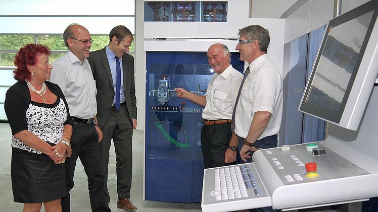 Jede Menge moderne Technik macht gute Laune. Beim Rundgang durch den Geiss-Erweiterungsbau (von links) Klara Geiß, Vorstandsmitglied Klaus-Peter Welsch, Martin Mittag, Manfred Geiß und Michael Busch. Fotos: Berthold Köhler