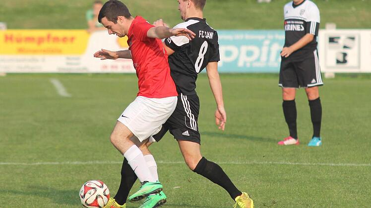 Sands Sebastian Götz (rechts) spitzelt dem Schweinfurter Christoph Schmidt den Ball vom Fuß.