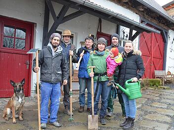 Die Leute vom Büdenhof wollen ein Projekt solidarischer Landwirtschaft aufbauen (von links): Andreas Schiefer mit seiner Hündin Gina, Stefan Haderlein, Georg Wagner, Claudia Höps mit Töchterchen Marlene, Manuel und Saskia Bischof. Fotos: Rainer Lutz